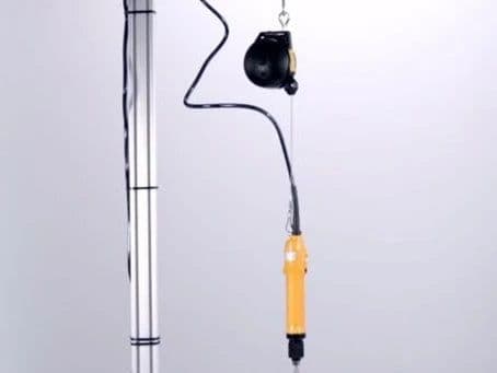 Le remplissage par lots simplifié : capsuleuse semi-automatique pour bouteilles de méthadone CR/TE